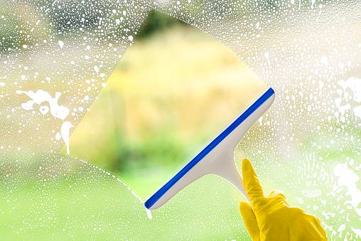Nettoyage de vitres pour professionnels sur Châteaurenard et les alentours (13)